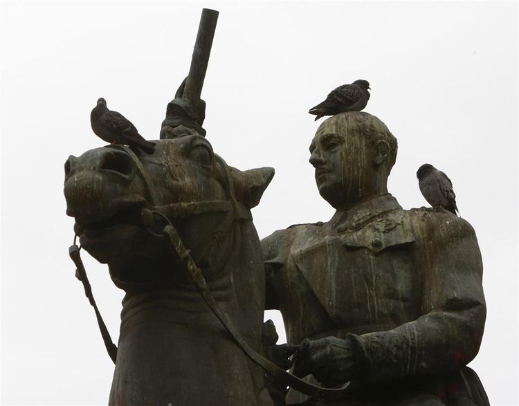 Denne statue af den spanske dikator Franco er snart fortid. Spanske politikere vedtog i dag officielt at fordømme hans 40-årige regeringstid, og det medfører at alle symboler fra den tid vil blive fjernet. 
