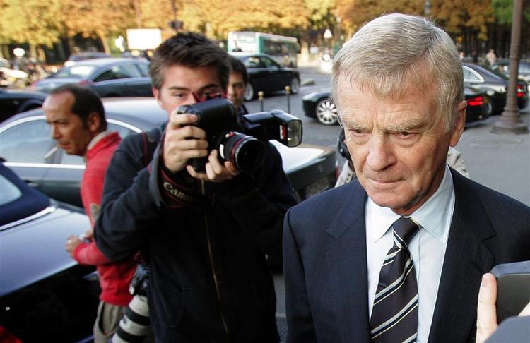 Præsidenten for det Internationale Automobilforbund, Max Mosley, frygter, at Lewis Hamiltons suverænitet kan blive et problem for Formel 1. 
