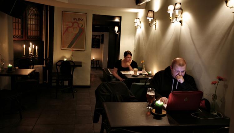 Halifax byder på traditionelle caféfeatures, men for dem, der vil have noget andet, lokkes der med byg-selv-pandekager ved navn 'Rasmus Klump'. 