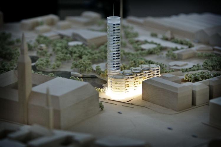 Norman Fosters hotelprojekt i Tivoli blev ikke til noget, men nu skal den britiske arkitekt være med til at bygge Copenhagen Towers i Ørestaden. 