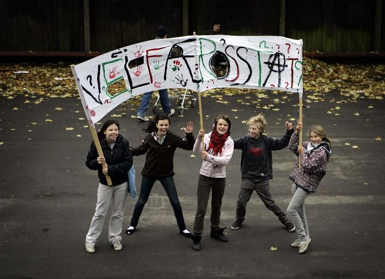 Elever demonstrerer for bedre forhold på Christianshavns Skole. 