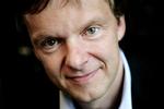 Ekstra Bladets chefredaktør, Poul Madsen, stoler på sin bagsideredaktør, skønt han anklages for at hans private byggefirma har udført sort arbejde for Naser Khader. 