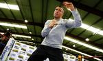 Inden de mange  spørgsmål fra pressen skulle besvares, var Mikkel Kessler i går en tur i ringen  i en rugbyhal lidt uden for Cardiff.  Foto: Thomas Sjørup/Polfoto 