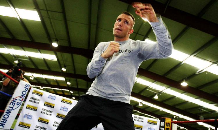 Inden de mange  spørgsmål fra pressen skulle besvares, var Mikkel Kessler i går en tur i ringen  i en rugbyhal lidt uden for Cardiff.  Foto: Thomas Sjørup/Polfoto 