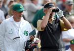 Sandy Lyle kan kigge langt efter de øvrige deltagere efter en stædig kamp med et dårligt leje på førstedagen af Volvo Masters. 