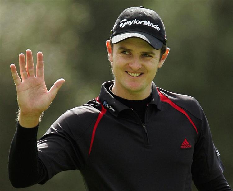 Justin Rose hilser tilfreds på publikum efter at have lavet hole-in-one på hul 3. 