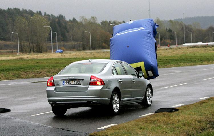 Volvo arbejder på forskellige systemer, der træder ind lige før ulykken sker. Al den avancerede automatik kan dog ikke helt forhindre sammenstød. Her skulle bilen bremse af sig selv, men  giver dog den parkerede bil (den blå ballonbil) et ordentlig puf. Men hastigheden blev stærkt reduceret inden kollisionen. Foto: Volvo 