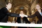 Anders Fogh Rasmussen og Helle Thorning-Schmidt hilser pænt på hinanden før duellen. I midten studieværten Jes Dorph-Petersen. 