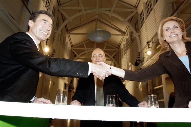 Anders Fogh Rasmussen og Helle Thorning-Schmidt hilser pænt på hinanden før duellen. I midten studieværten Jes Dorph-Petersen. 