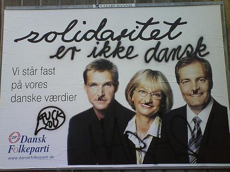 Solidaritet (er ikke dansk) lyder sloganet i gadekunst-versionen. 