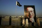 Et gigantportræt af general Musharraf tages ned i Islamabad. 
