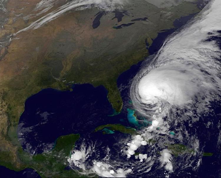 Foto fra NOAA, der viser Noel på vej ind over Bahamas i nat. 