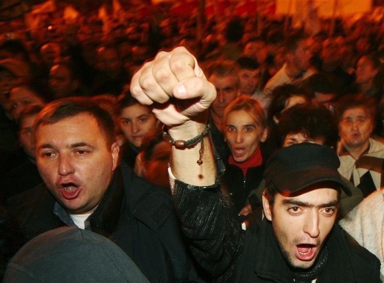 Tilhængere af oppositionen markerer deres standpunkter i den georgiske hovedstad. 