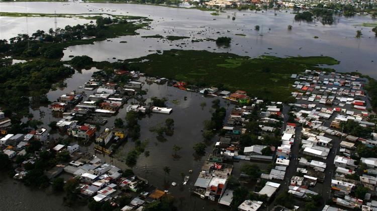 Et nabolag oversvømmet af vand i Villahermosa, Mexico. 