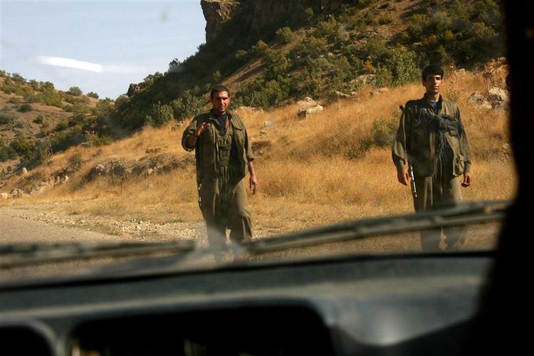 PKK-oprørere ser gennem forruden af en bil. Irak erklærer sig parat til at slå ned på de kurdiske oprørsledere. 