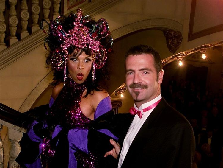 Adrian Hughes, der her ses til teaterpremiere med ukendt ledsager, betror sig åbent til Djævlens Advokat. 