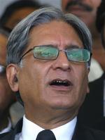 Den højtstående advokat og oppositionspolitiker Aitzaz Ahsan er blevet tilbageholdt af det pakistanske politi. 