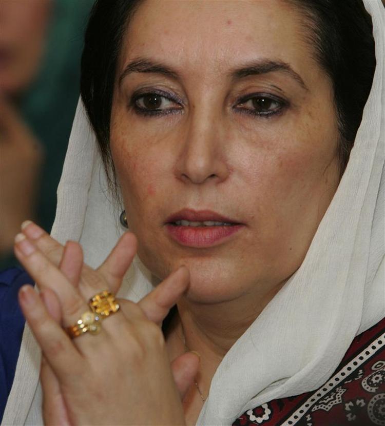 Oppositionsleder Benazir Bhutto er angiveligt på vej hjem til Pakistan efter besøg i Dubai. 