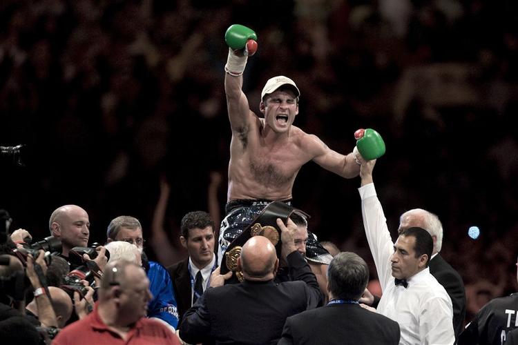 Joe Calzaghe jubler efter sejren på point over Mikkel Kessler. 