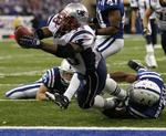 New England Patriots running back Kevin Faulk griber bolden i kampen mod Indianapolis Colts. 