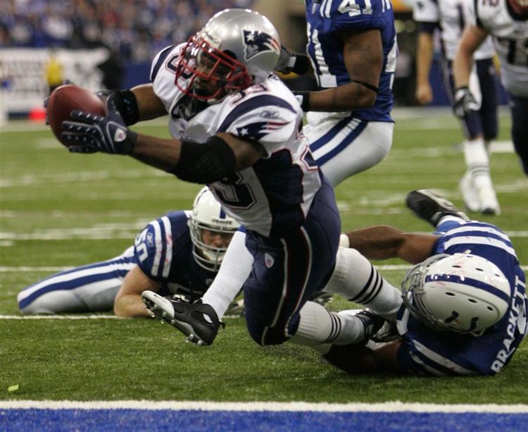 New England Patriots running back Kevin Faulk griber bolden i kampen mod Indianapolis Colts. 