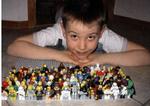 Besat af  lego. Oscar  Holsøe er vild med at samle Lego og splitte det hele ad igen. Hans samling på 176 Legomænd er den største i Danmark.  Foto fra bogen 