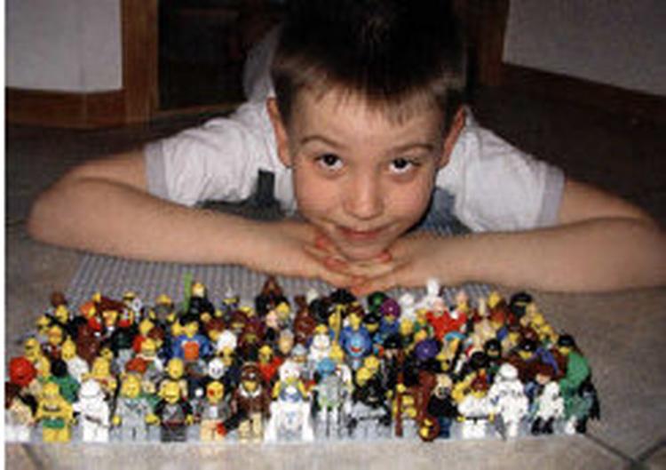 Besat af  lego. Oscar  Holsøe er vild med at samle Lego og splitte det hele ad igen. Hans samling på 176 Legomænd er den største i Danmark.  Foto fra bogen 