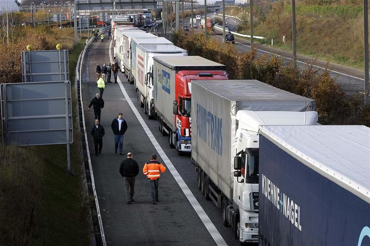Chauffører over hele landet blokerer trafikken. Her er det i Kastrup. 
