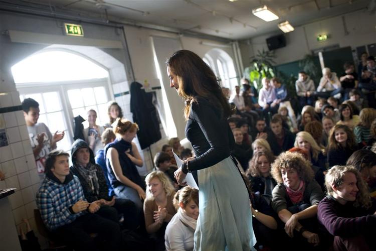 Paula Larrain på vej mod talerstolen og sin første brandtale. 