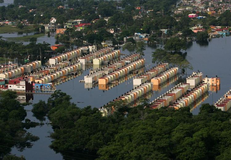 Ti mennesker er nu døde som følge af de voldsomme oversvømmelser i Mexicos Tabasco-provins. 