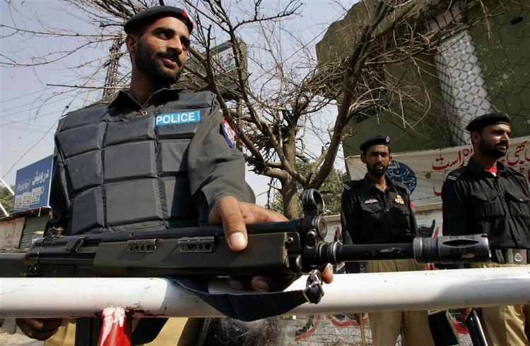 Pakistanske sikkerhedsstyrker bevogter en retsbygning i Rawalpindi. 
