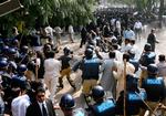 Politistyrker bruger knipler og tåregas mod demonstrerende jurister i Lahore. 