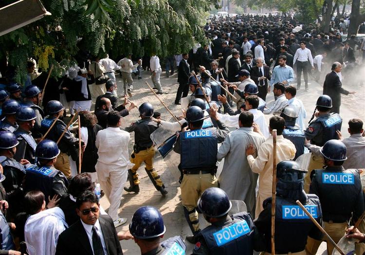 Politistyrker bruger knipler og tåregas mod demonstrerende jurister i Lahore. 
