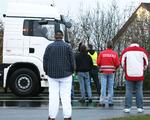 En blokadevagt stopper en tysk lastbil ved Padborg. 