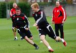 Overvåget af manager Rafael Benitez er Jamie Carragher på jagt efter John Arne Riise under mandagens træning. 