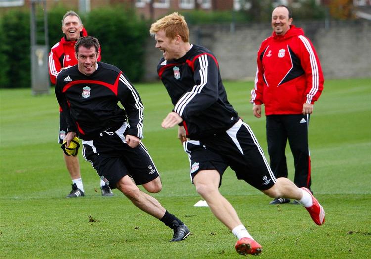 Overvåget af manager Rafael Benitez er Jamie Carragher på jagt efter John Arne Riise under mandagens træning. 