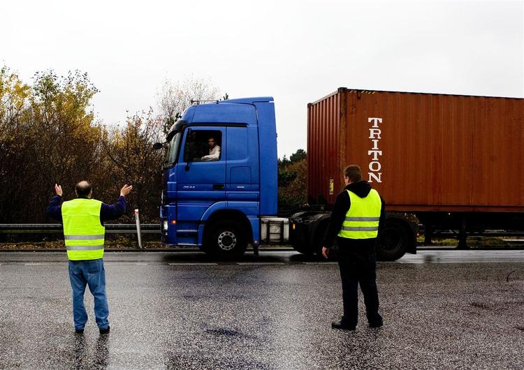 Lastbilschaufførerne er skuffede over, at transportorganisationerne ikke bakker dem op 