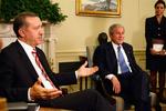 Præsident George Bush vil dele efterretningsoplysninger med Tyrkiet, lover han ministerpræsident Tayyip Erdogan (tv). 