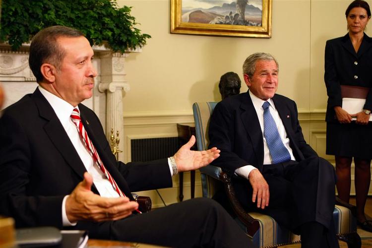 Præsident George Bush vil dele efterretningsoplysninger med Tyrkiet, lover han ministerpræsident Tayyip Erdogan (tv). 