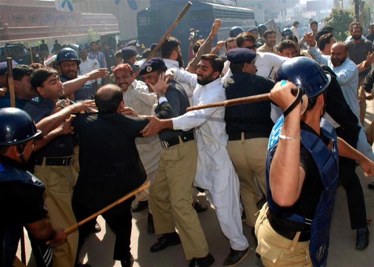 Pakistansk politi sat ind mod demonstranter i Multan i dag. 