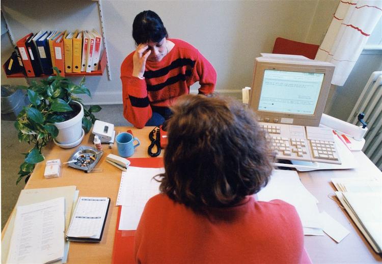 En socialrådgiver på arbejde (modelfoto). 