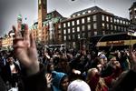 Folkeskoleelever ved Rådhuspladsen på vej til demonstration på Christiansborg Slotsplads. 