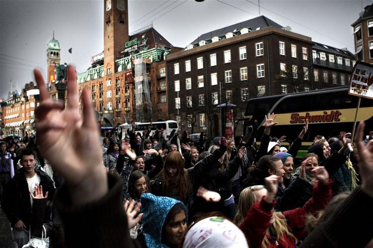 Folkeskoleelever ved Rådhuspladsen på vej til demonstration på Christiansborg Slotsplads. 