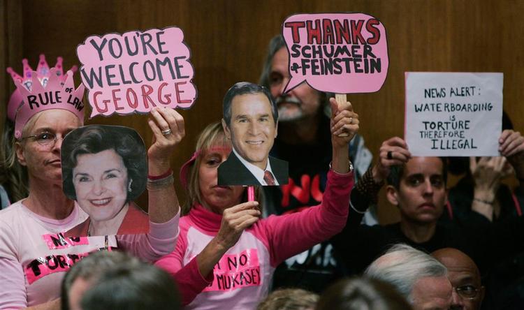 Feministbevægelsen Code Pink demonstrerer mod retsudvalgets accept af Mukasey. 
