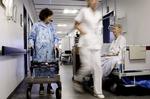 Frederiksberg Hospital har længe kæmpet med overbelægning og patienter på gangene. Billedet her er fra august, men så sent som i går kunne Politiken dokumentere, at den fortsat er gal. 