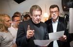 Poul Nyrup Rasmussen og Mogens Jensen bryder ud i sang. - PR-foto 