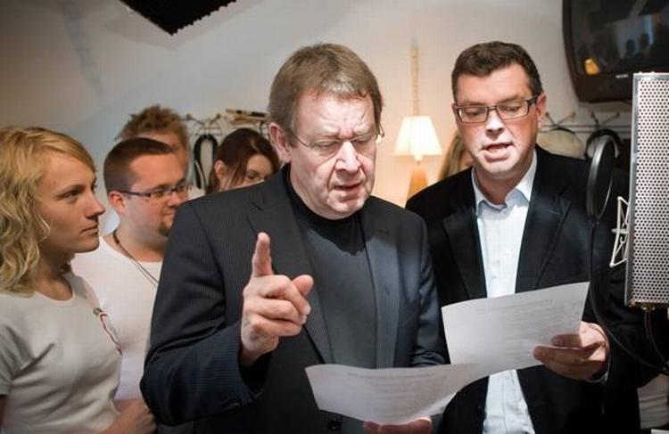 Poul Nyrup Rasmussen og Mogens Jensen bryder ud i sang. - PR-foto 