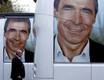 Anders Fogh Rasmussen kontrafej fylder godt på Venstres valgkampbusser. 