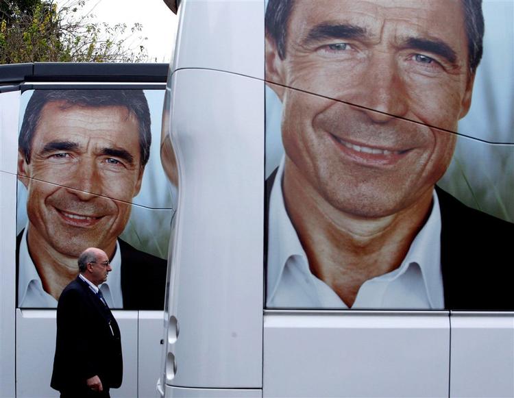 Anders Fogh Rasmussen kontrafej fylder godt på Venstres valgkampbusser. 