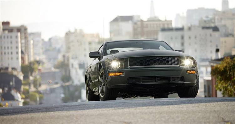Ford Mustang Bullitt fotograferet i den helt rigtige kulisse: San Franciscos gader. Dog helt uden hjulspin eller vilde hop. 
